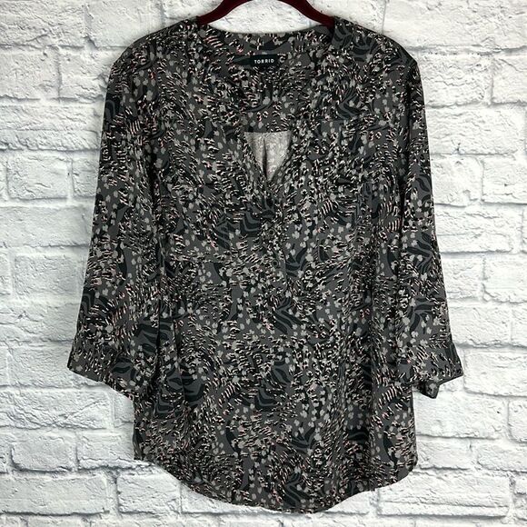 Torrid Top Gray Black Pink Print Popover Blouse 3/4 Roll Tab Sleeves Size 2X - Picture 1 of 7